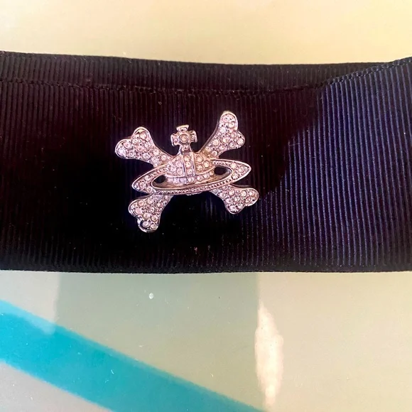 Vivienne shop westwood brooches